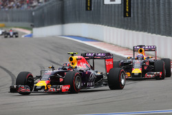 Daniil Kvyat, Red Bull Racing RB11lidera a su compañero de equipo Daniel Ricciardo, Red Bull Racing