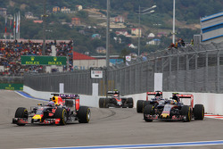 Daniel Ricciardo, Red Bull Racing RB11 y Carlos Sainz Jr., Scuderia Toro Rosso STR10 pelean por la p