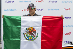 Sergio Pérez, Sahara Force India con una bandera de México