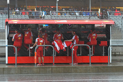 Ferrari pitmuur in de regen