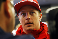 Kimi Räikkönen, Ferrari, mit der Presse