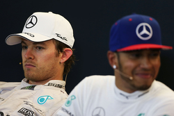 Segundo lugar Nico Rosberg, Mercedes AMG F1 y el ganador de la Carrera y Campeón del Mundo Lewis Ham