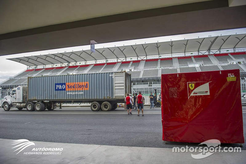 Llegada de equipo de las Escuderías al Autódromo Hermanos Rodríguez