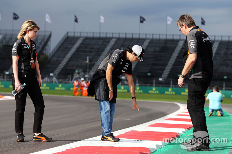 Sergio Pérez, Sahara Force India F1 camina por el circuito