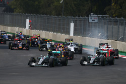 Nico Rosberg, Mercedes AMG F1 W06 voor ploegmaat Lewis Hamilton, Mercedes AMG F1 W06 bij de start