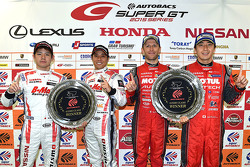 I vincitori GT500 Tsugio Matsuda, Ronnie Quintarelli con i vincitoro GT300 Kazuki Hoshino, Mitsunori