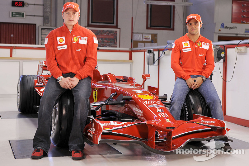 Kimi Raikkonen ve Felipe Massa pose ve yeni Ferrari F2008