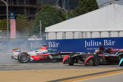 Nick Heidfeld, Mahindra Racing e Jean-Eric Vergne, DS Virgin Racing Formula E Team fuori dalla pista