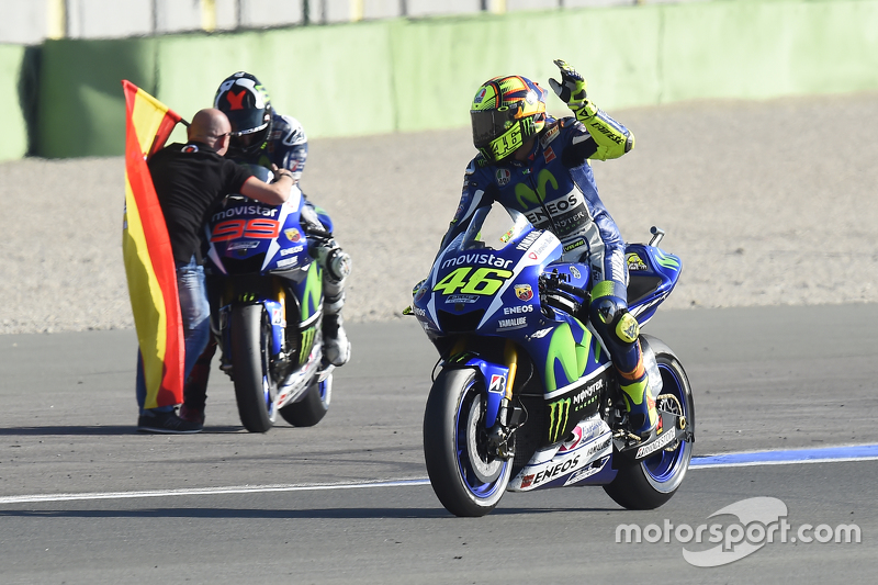 Valentino Rossi, Yamaha Factory Racing, avec Jorge Lorenzo, vainqueur de la course et Champion du monde