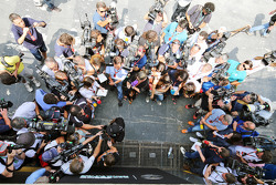 Lewis Hamilton, Mercedes AMG F1, mit der Presse