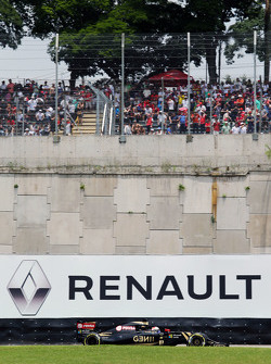 Romain Grosjean, Lotus F1 E23, vor einer Renault-Werbetafel