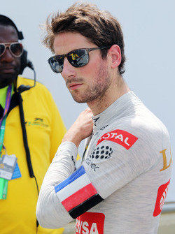 Romain Grosjean, Lotus F1 Team indossa la bandiera Francese in segno di rispetto per le vittime dell