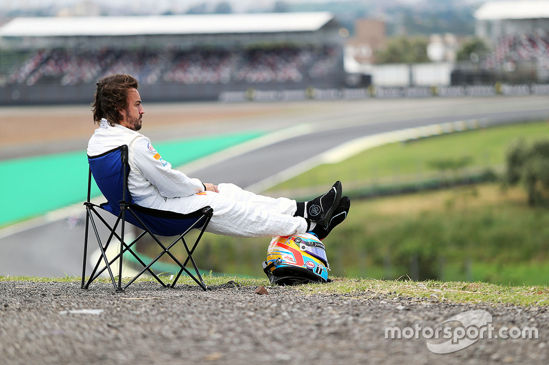 Fernando Alonso, McLaren MP4-30 ile pistte kalıyor