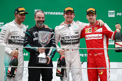 Podium: race winner Nico Rosberg, Mercedes AMG F1, second place Lewis Hamilton, Mercedes AMG F1, thi
