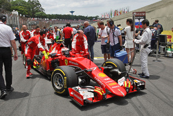 Kimi Raikkonen, Ferrari SF15-T sulla griglia