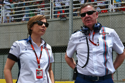 Claire Williams, Williams afgevaardigd teambaas met Mike O'Driscoll, Williams Group CEO op de grid