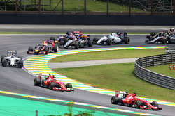 Sebastian Vettel, Ferrari SF15-T, beim Start