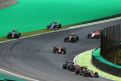 Fernando Alonso, McLaren MP4-30 e Marcus Ericsson, Sauber C34 vanno larghi alla partenza della gara