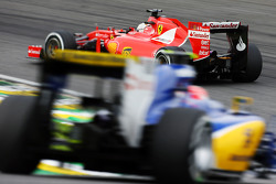 Sebastian Vettel, Ferrari SF15-T, vor Felipe Nasr, Sauber C34