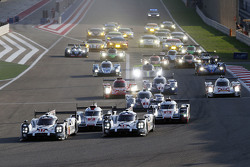 Start: #17 Porsche Team, Porsche 919 Hybrid: Timo Bernhard, Mark Webber, Brendon Hartley; #18 Porsch