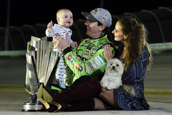 1. und Champion NASCAR Sprint-Cup 2015 Kyle Busch mit Frau Samantha und Sohn Brexton