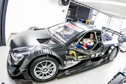 Luca Ludwig, Mercedes-AMG C 63 DTM, bei der Sitzanpassung