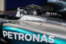 Il vincitore Nico Rosberg, Mercedes AMG F1 festeggia nel parco chiuso