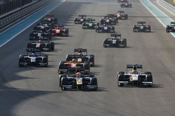 Race 2 Start: Alex Lynn, DAMS aan de leiding