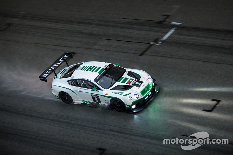 #8: Bentley Continental GT3 im Regen