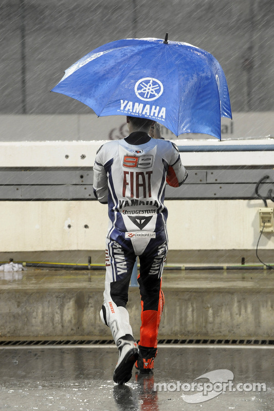Jorge Lorenzo, Fiat Yamaha Team, regarde la pluie