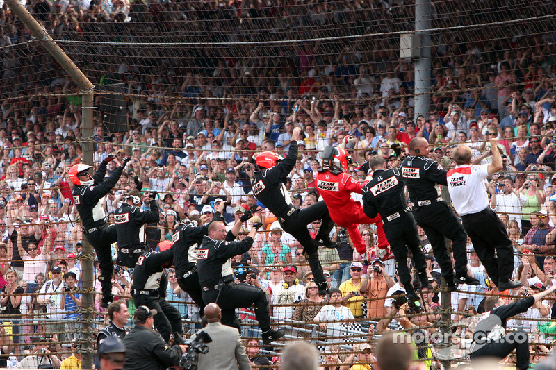 Helio Castroneves en de Spidermen