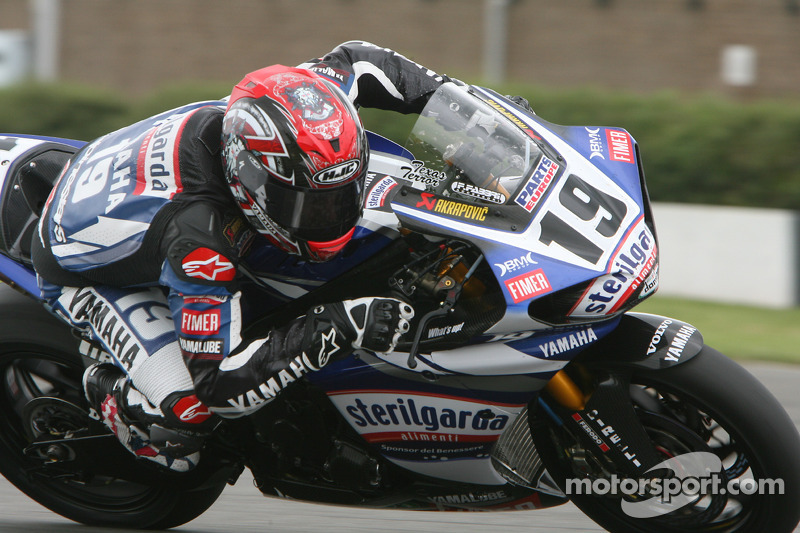 Ben Spies mendapatkan julukan Elbowz karena sikunya yang menonjol keluar saat membalap. Tampak ia saat turun di Kejuaraan Dunia Superbike (WSBK) 2009 bersama Tim Yamaha WSB.