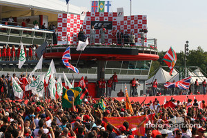 Podium: race winner Rubens Barrichello, BrawnGP, second place Jenson Button, BrawnGP, third place Kimi Raikkonen, Scuderia Ferrari