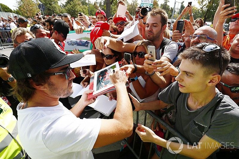 Fernando Alonso, McLaren, firma de autógrafos para los fans
