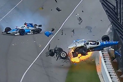 Drapeau rouge à Indianapolis après un crash entre Howard et Dixon