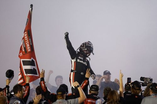 Corey Heim gana el 2025 t&iacute;tulo de NASCAR Truck tras un intr&eacute;pido adelantamiento