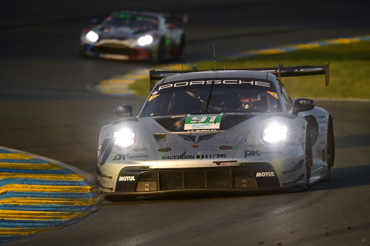 Le Mans 24h, H18: BMW in lead as Porsche crash triggers safety car