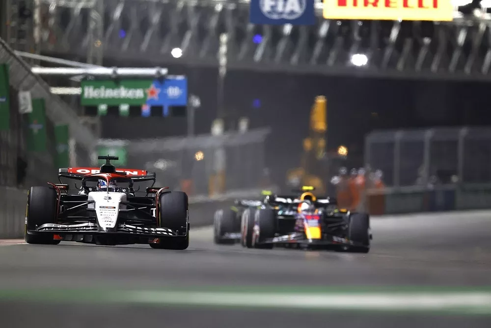 Daniel Ricciardo, AlphaTauri AT04, Sergio P&eacute;rez, Red Bull Racing RB19