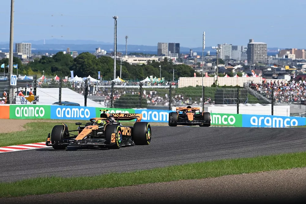 Lando Norris, McLaren MCL60, Oscar Piastri, McLaren MCL60