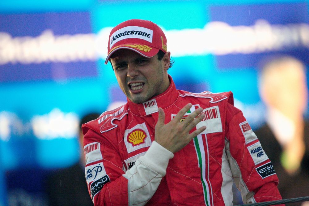 Felipe Massa, emocionado, bate orgulhosamente no peito a insígnia do Prancing Horse ao comemorar a vitória e uma temporada bem disputada diante de sua torcida.