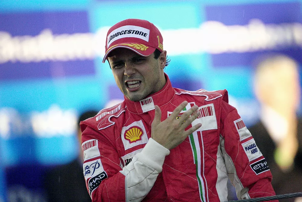 Un emocionado Felipe Massa luce con orgullo la insignia del Cavallino Rampante en el pecho mientras celebra la victoria