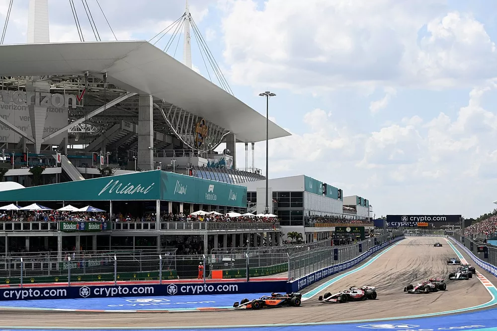 Daniel Ricciardo, McLaren MCL36, Kevin Magnussen, Haas VF-22, Zhou Guanyu, Alfa Romeo C42.