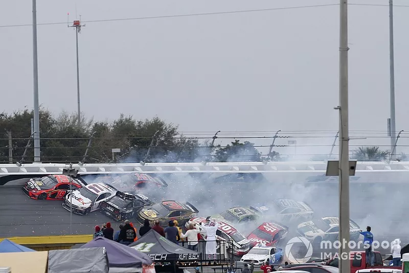 Crash, Martin Truex Jr., Joe Gibbs Racing, Toyota Camry Bass Pro Shops, Kyle Busch, Joe Gibbs Racing, Toyota Camry M&M's Chocolate Bar, Kyle Larson, Chip Ganassi Racing, Chevrolet Camaro Credit One Bank, Ryan Newman, Roush Fenway Racing, Ford Mustang Oscar Mayer Deli Fresh