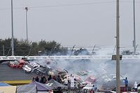 Menard culpa a Johnson por percance: "Jimmie hace de m&aacute;s"