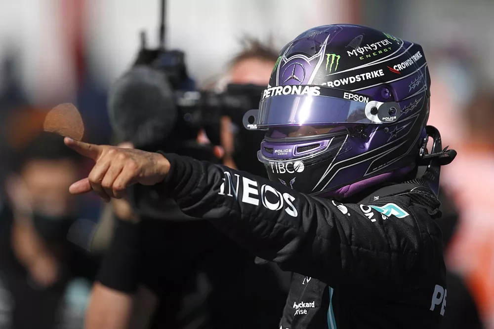 Pole man Lewis Hamilton, Mercedes, in Parc Ferme