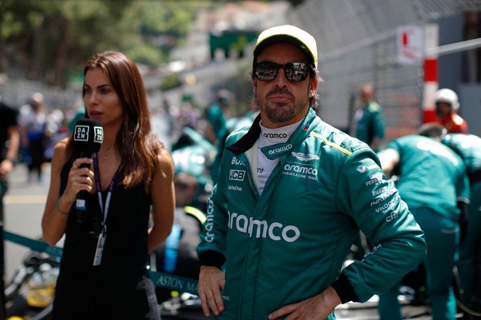 Fernando Alonso, Aston Martin F1 Team, en la parrilla de salida