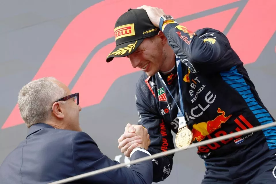 Max Verstappen, da Red Bull Racing, 1&ordm; colocado, recebe sua medalha de vencedor da FIA das m&atilde;os de Stefano Domenicali, CEO do Formula One Group