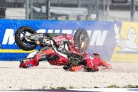 Una parte de los aficionados en Misano celebraron la caída de Marc Márquez