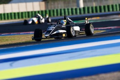 Lutando pelo título, Gabriel Gomez crava pole na etapa final da F4 Italiana em Misano