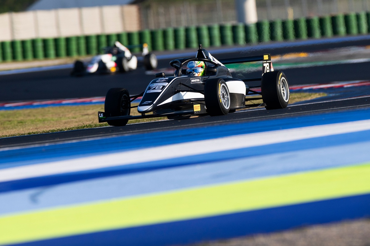 Lutando pelo título, Gabriel Gomez crava pole na etapa final da F4 Italiana em Misano